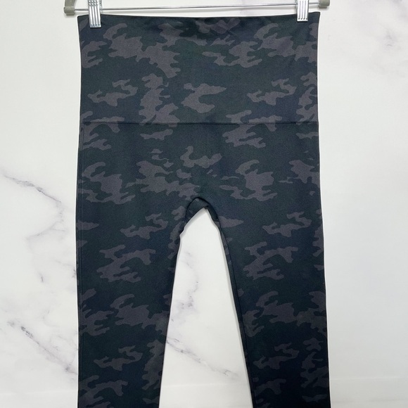 SPANX Camo Look at Me Now Seamless Cropped Leggings - Picture 6 of 15
